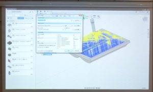 ポスト処理を実行、パスを切削機の言語であるNCコードに変換して転送する。