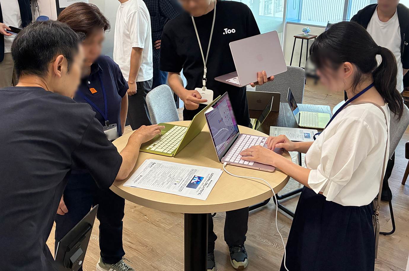 MacBook Neoを操作する様子