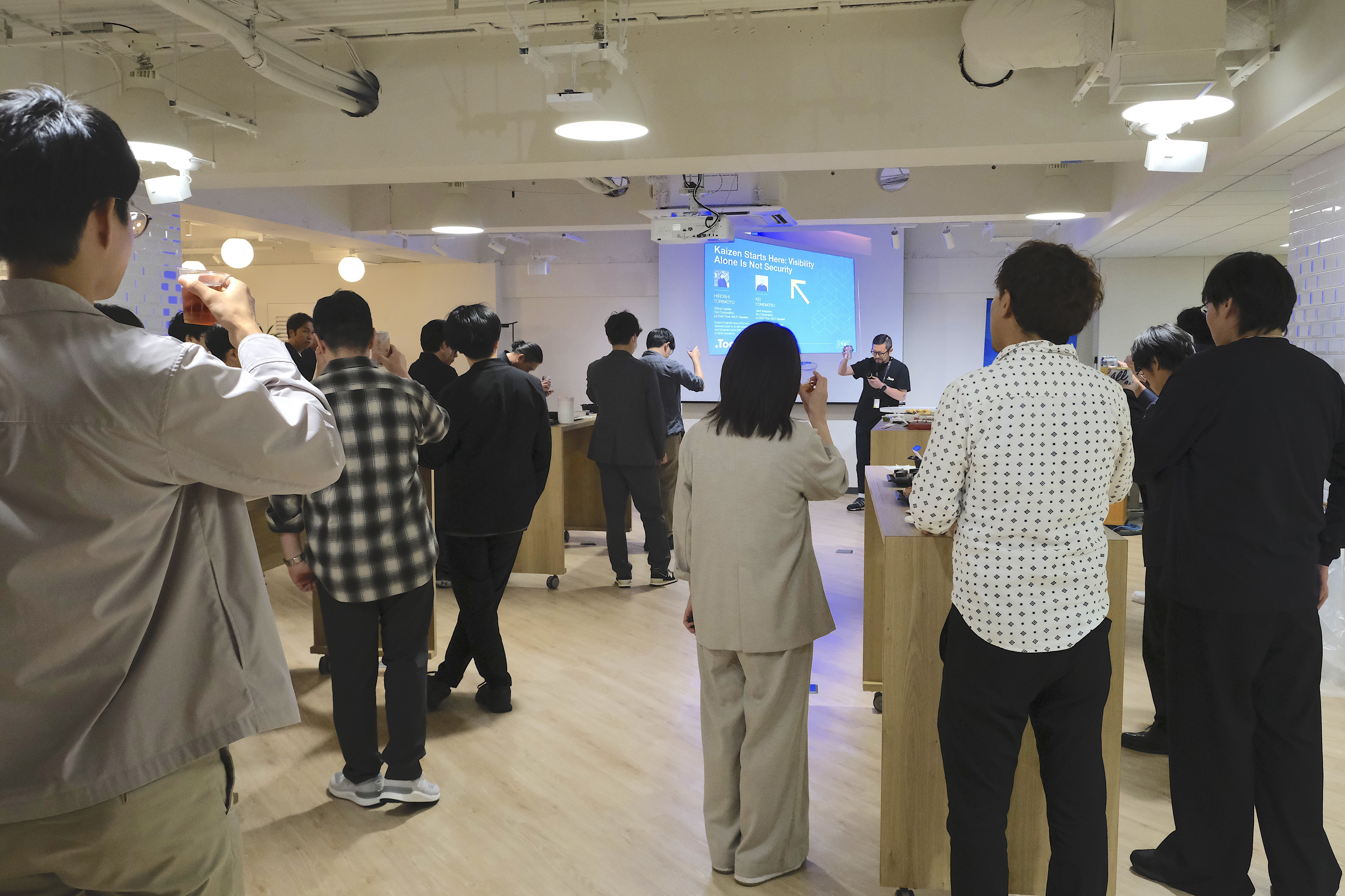 Too オフィスにて行われたアフターレポート後の懇親会の様子