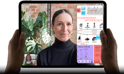 iPad Proの前面の外観、カラーはスペースブラック、丸みを帯びた四隅、ブラックのディスプレイベゼル、横向きの状態で左右の側面を持つ手、ディスプレイにはFaceTimeでの会話がライブ翻訳されている様子と教育アプリが表示されており、テキスト、図表、手書きのメモを含む「Comparative Mythology」のプレゼンテーションが見える