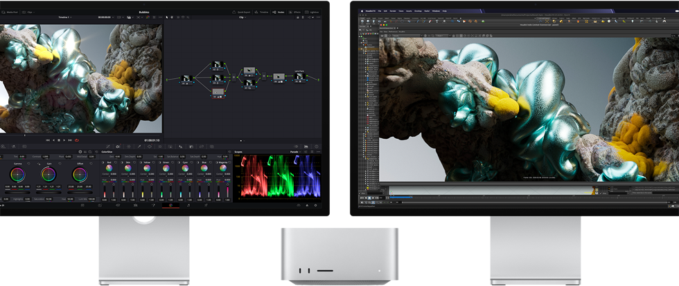 Mac Studioの左右に1台ずつ置かれたStudio DisplayモニタとStudio Display XDRモニタ。アーティストのワークスペース、3Dモデルのソフトウェアとツールが表示されている