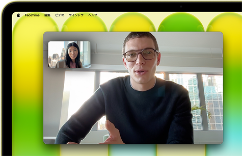 シトラスのMacBook Neo。ビデオ通話の画面が表示されていて、センターフレーム機能によりユーザーが常にフレームの中心に映し出されている