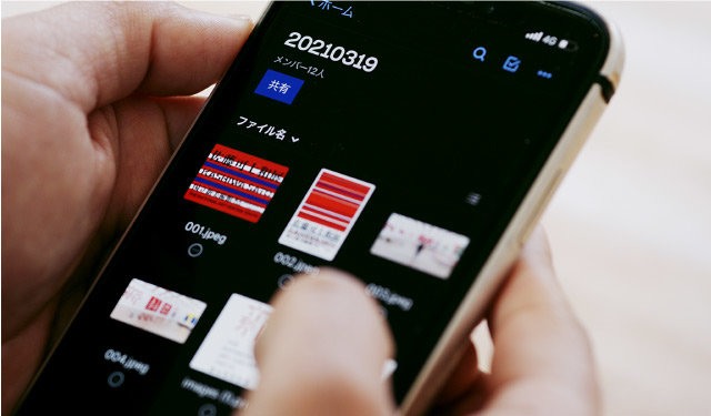 スマートフォンでDropboxを操作している写真