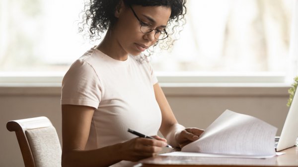 書類をチェックする女性