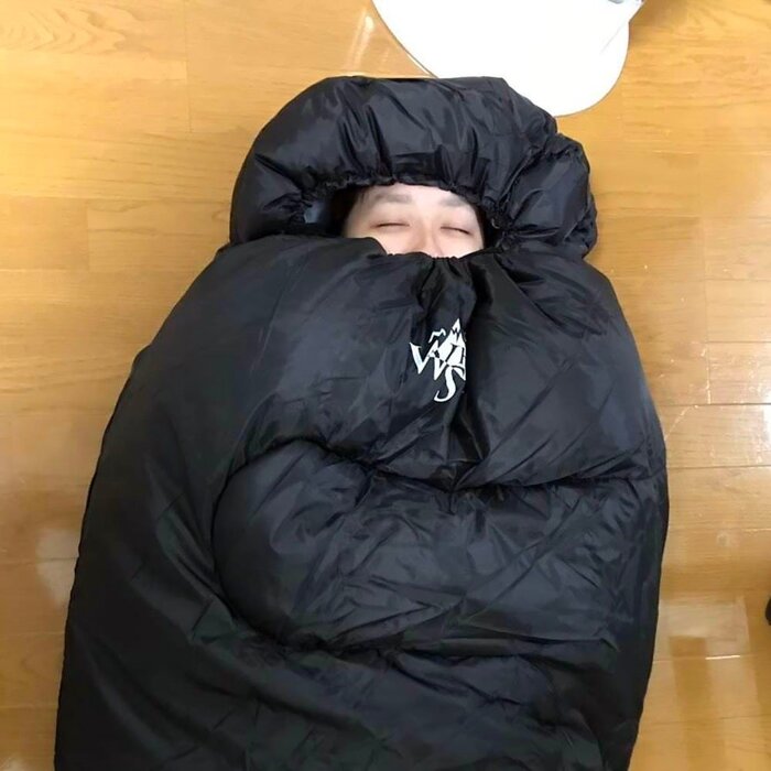 黒い寝袋で睡眠中の本人