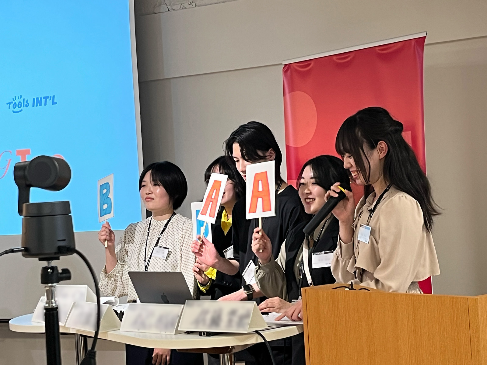 新人研修：新人たちで企画して行う社内イベントの様子
