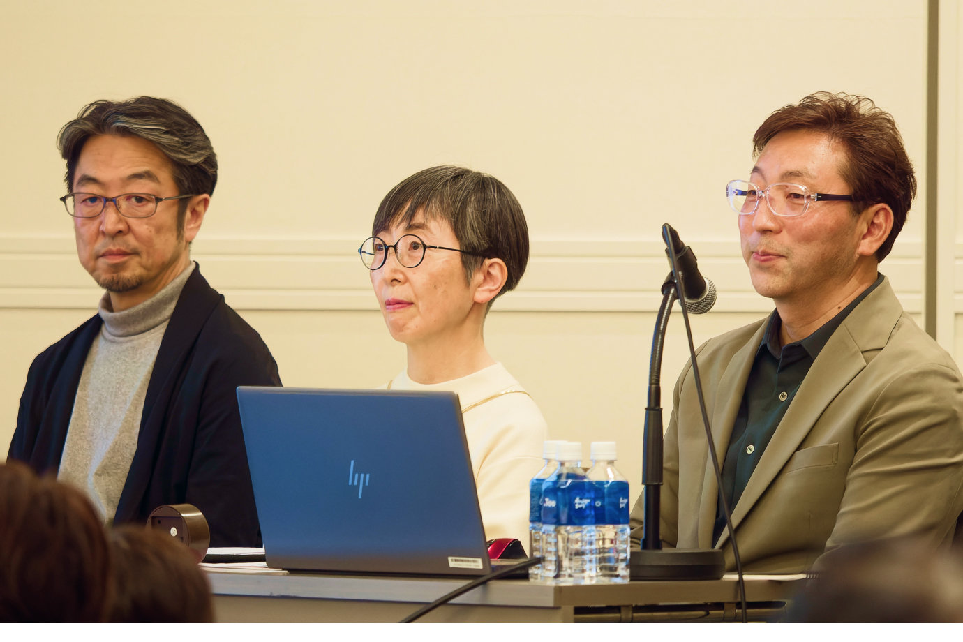 丁寧に各作品を解説した（左から）窪田氏、湯澤氏、津山氏