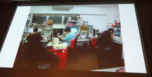 当時の社内を写したスライドは、デジタル作画への移行期らしく紙+デジタルでの作業風景となっていた。