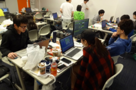 予選の様子：PCに向かって作品を作っている。